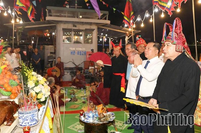 Trang nghiêm lễ cầu ngư.