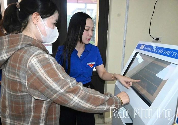 Đoàn viên, thanh niên phường Vĩnh Phúc tích cực hướng dẫn người dân làm thủ tục tại Trung tâm phục vụ hành chính công phường.