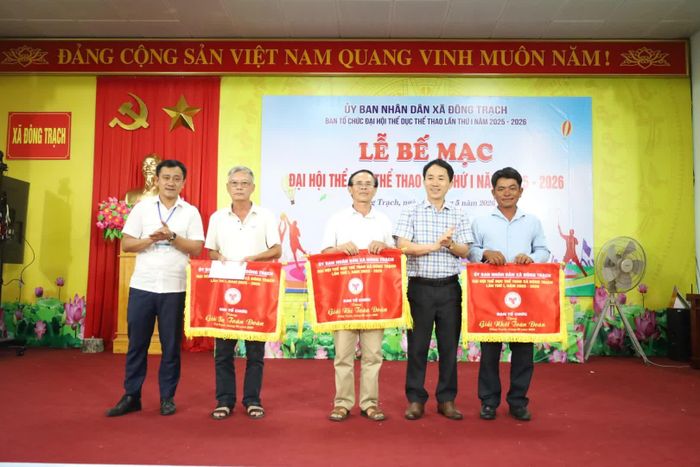 Các giải nhất, nhì, ba đồng đội lần lượt được trao cho thôn 6, thôn Quốc lộ 1A và thôn Tân Lý - Ảnh: D.H