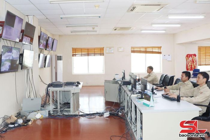 Phòng điều hành sản xuất tự động của Nhà máy xi - măng Mai Sơn, xã Tà Hộc.