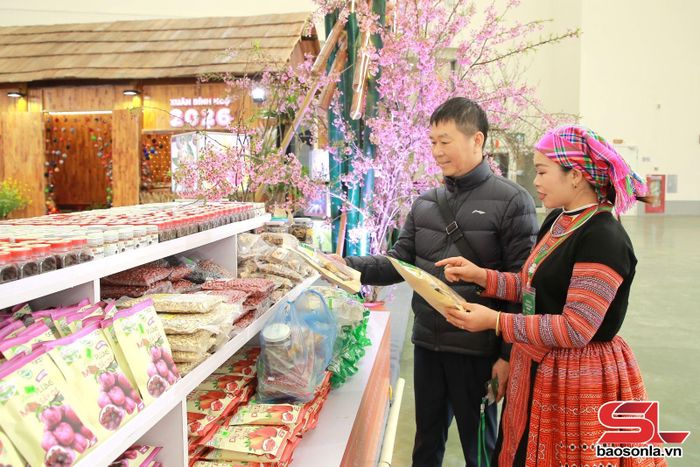 Giới thiệu sản phẩm nông sản Mộc Châu tại gian hàng trưng bày của tỉnh Sơn La tham gia Hội chợ mùa xuân năm 2026.