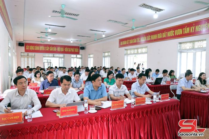 Đại biểu các xã dự hội nghị.