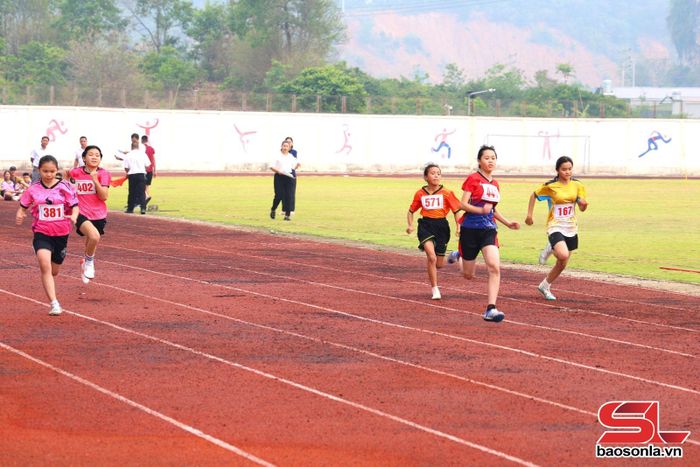 Thi đấu nội dung chạy 60 m nữ tại Giải Điền kinh học sinh truyền thống tỉnh Sơn La năm 2026.