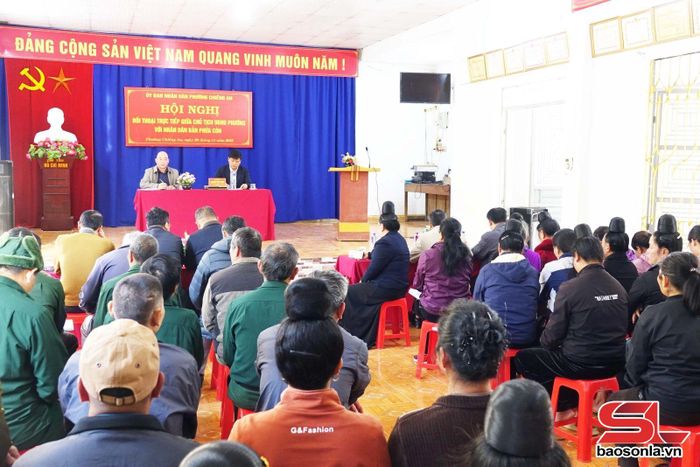 Hội nghị đối thoại trực tiếp giữa Chủ tịch UBND phường với nhân dân bản Phứa Cón. Ảnh: PV