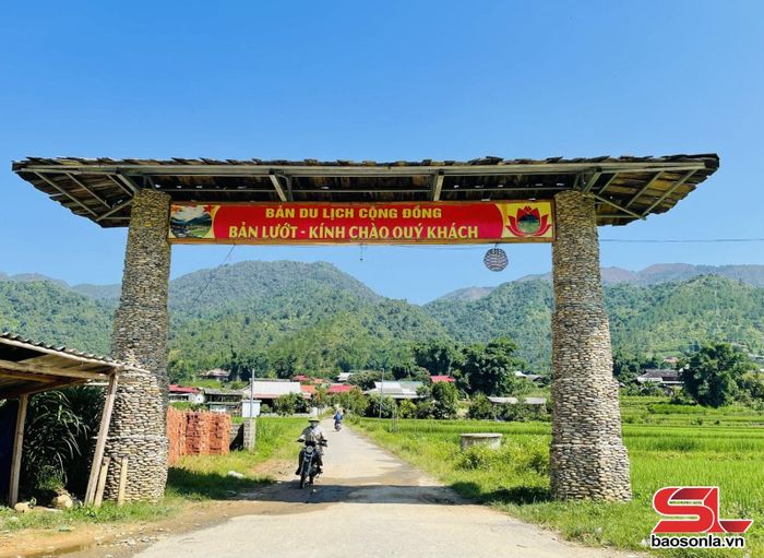 Nhân dân bản Lướt, xã Ngọc Chiến đóng góp sức dân làm cổng chào bằng đá, thu hút khách du lịch