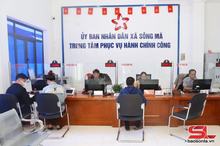 Trung tâm phục vụ hành chính công xã Sông Mã phục vụ nhân dân. Ảnh: PV