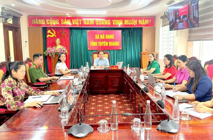 Các đại biểu dự hội nghị tại điểm cầu xã Nà Hang.