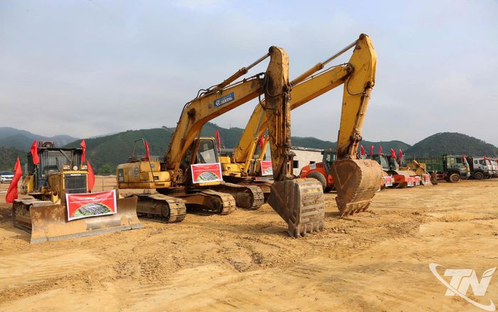 Nhà thầu tập kết máy móc để sẵn sàng thi công Dự án đầu tư xây dựng và kinh doanh kết cấu hạ tầng Khu công nghiệp Thanh Bình - giai đoạn II. (ngày 28/4/2026)