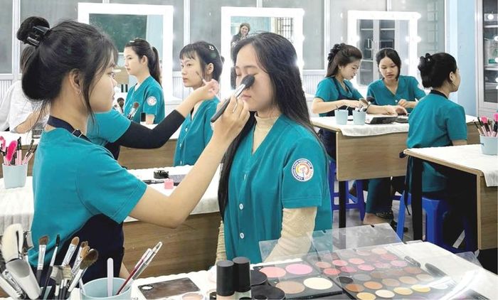 Đào tạo nghề chăm sóc sắc đẹp tại Trường Cao đẳng Công nghiệp Huế