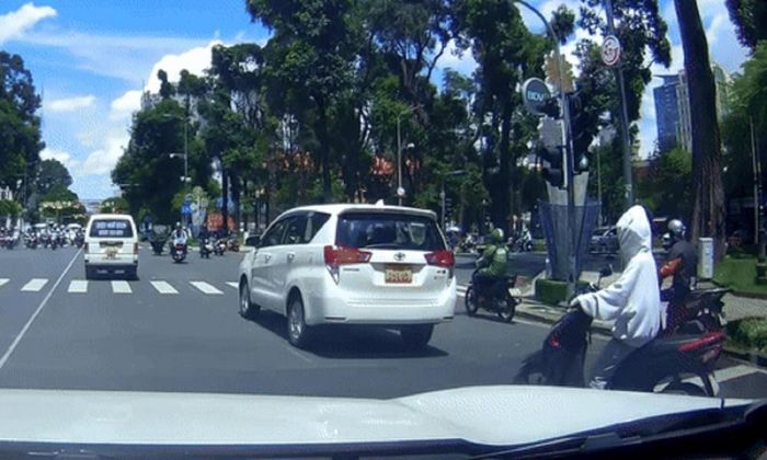 Trong tình huống bị xe tạt đầu, yếu tố quyết định không phải là phản xạ nhanh mà là phản xạ đúng