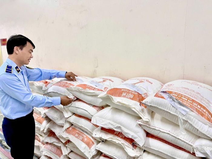 Đội Quản lý thị trường số 15 phát hiện và tạm giữ 1,5 tấn bột mì quá hạn sử dụng tại một cơ sở kinh doanh trên địa bàn phường Lĩnh Nam, thành phố Hà Nội.