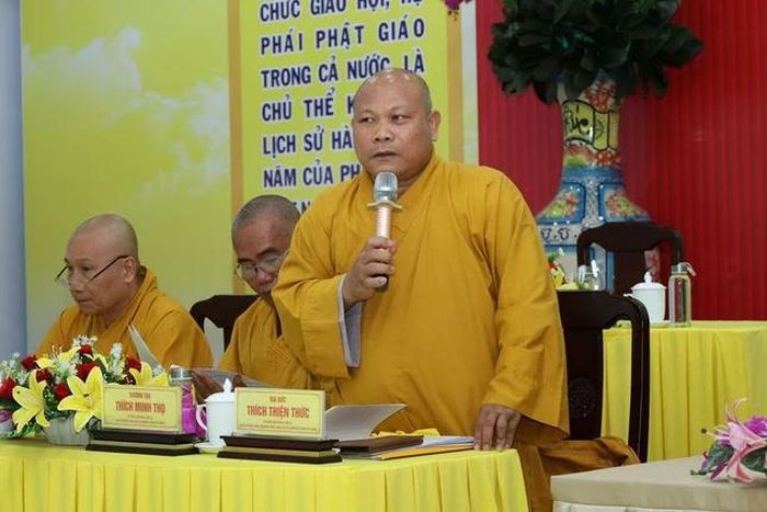 Thượng tọa Thích Thiện Thức trình bày các nội dung được thống nhất