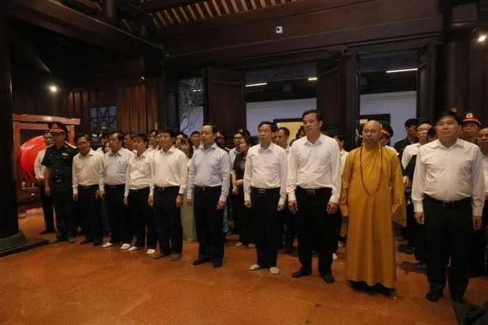 Đoàn đại biểu dành phút mặc niệm