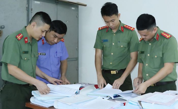 Lực lượng điều tra thu thập hồ sơ, tài liệu tại Công ty Cổ phần Hathaco.