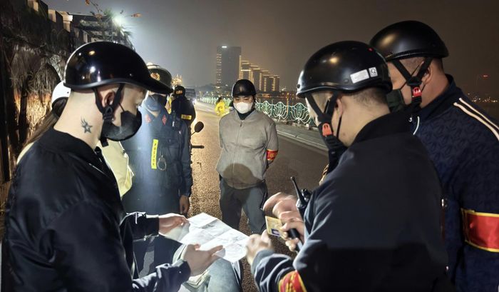 Công an TP Hà Nội tuần tra xử lý thanh thiếu niên vi phạm giao thông, ngăn "quái xế" trên đường.