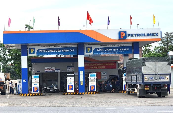 Các cửa hàng bán lẻ xăng dầu trên địa bàn, sẵn sàng kinh doanh xăng sinh học, bảo đảm không gián đoạn phục vụ khách hàng.