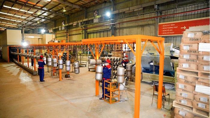 Dây chuyền tráng men ướt lõi bình nước nóng bên trong nhà máy.