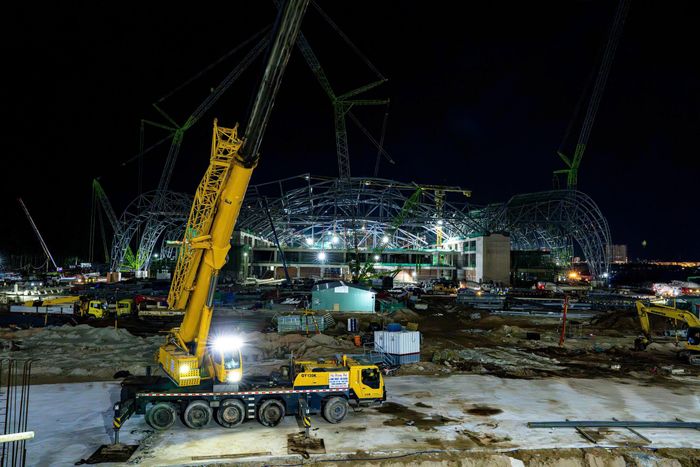 Hệ mái thép nhịp 81m Trung tâm Hội nghị APEC dần lộ khung xương vững chãi sau khoảng 10 tháng thi công, đến nay, tổ hợp này đã hoàn thành hơn 90% kết cấu bê tông cốt thép.