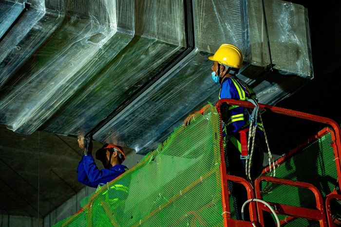 Các công nhân đang lắp đặt các kết cấu thép nhà ga T2.