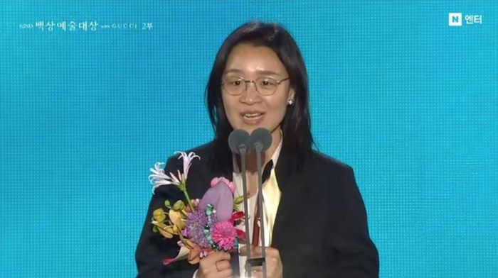 Yoon Ga Eun giành giải Đạo diễn xuất sắc nhất. (Ảnh: Baeksang Arts Awards).