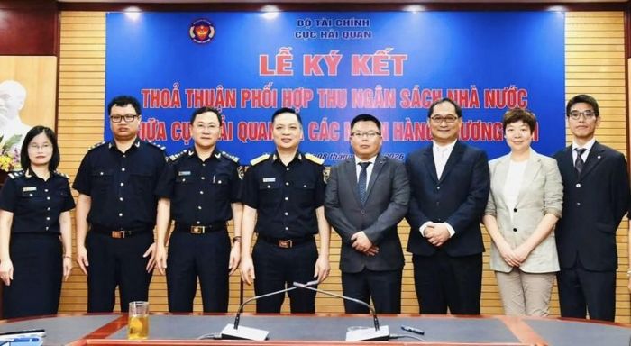  Ông Nguyễn Thành Hưng (thứ tư từ trái sang) và Lãnh đạo 4 ngân hàng tham gia ký kết hợp tác thu ngân sách (thứ tự 1,2,3,4 từ phải sang). Ảnh: CHQ 