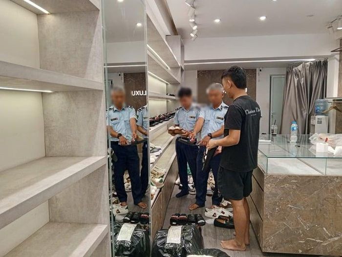 Lực lượng chức năng kiểm tra Cửa hàng thời trang giả mạo nhãn hiệu Burberry, Gucci tại phố Tây Sơn, phường Kim Liên, Hà Nội.