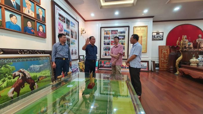Thượng tướng PGS.TS Trần Quốc Tỏ kể chuyện gia đình trong "Phòng Truyền thống" của "Trần Gia".