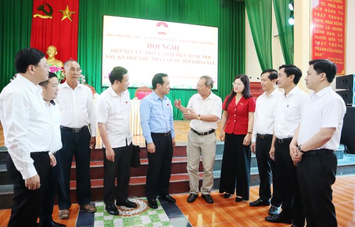 Ủy viên Trung ương Đảng, Bí thư Tỉnh ủy, Trưởng Đoàn ĐBQH tỉnh Thanh Hóa Lê Đức Thái trao đổi với các đại biểu và cử tri tại hội nghị TXCT xã Biện Thượng. Ảnh: Đào Cảnh