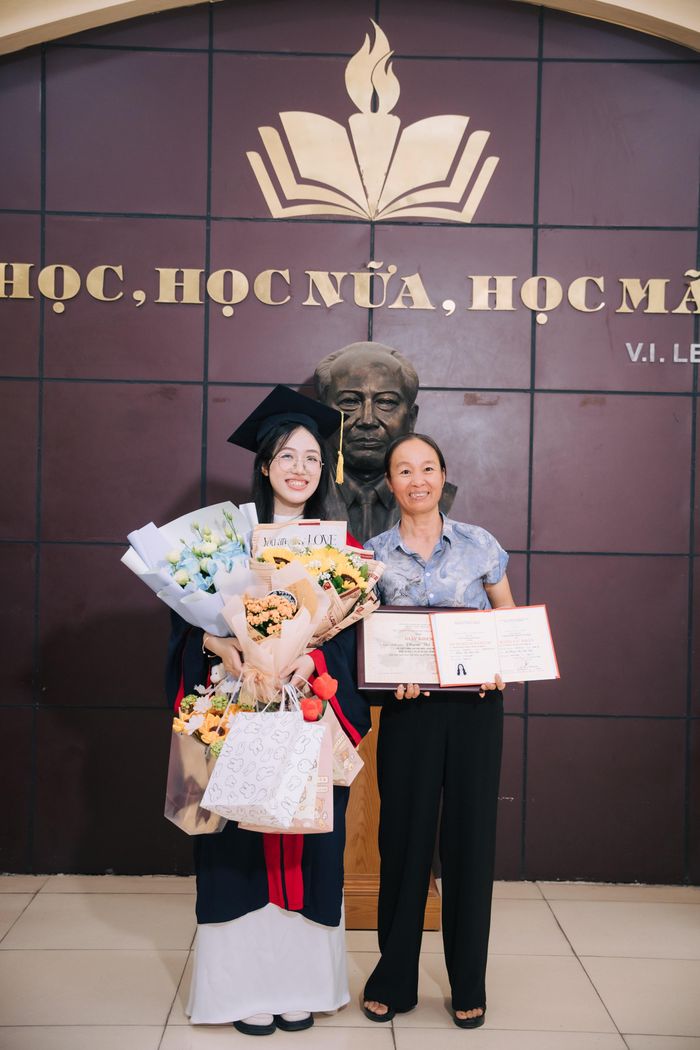 Hải Yến cùng mẹ trong lễ tốt nghiệp. Ảnh: NVCC
