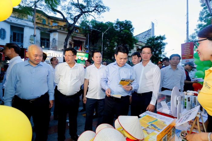 Ủy viên Trung ương Đảng, Bí thư Thành ủy, Trưởng đoàn ĐBQH thành phố Lê Ngọc Châu cùng các đại biểu tham quan các gian hàng