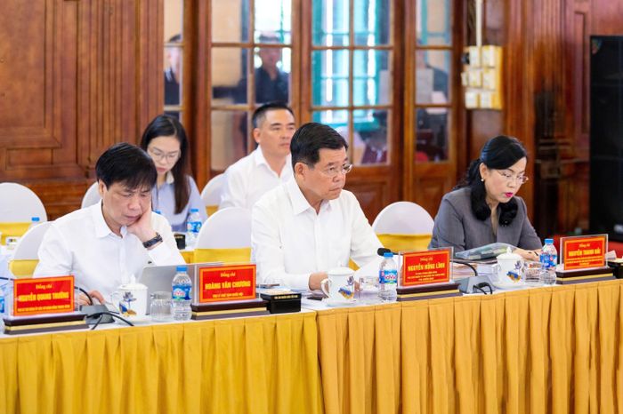 Các Phó Trưởng Đoàn Kiểm tra, giám sát số 11: Chủ nhiệm Ủy ban Khoa học, Công nghệ và Môi trường Nguyễn Thanh Hải, Phó Chủ nhiệm Ủy ban Kiểm tra Trung ương Nguyễn Hồng Lĩnh dự Hội nghị