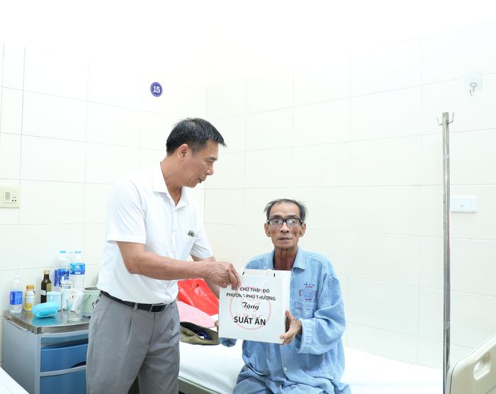Hội Chữ Thập đỏ phường Phú Thượng trao suất ăn đến tận tay người bệnh
