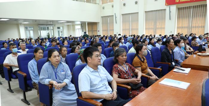 Đại biểu cùng người bệnh tại buổi trao quà