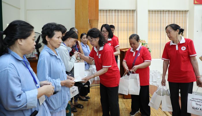 Hội viên Hội Chữ Thập đỏ phường Phú Thượng trao quà cho bệnh nhân đang điều trị tại Bệnh viện K cơ sở Tân Triều