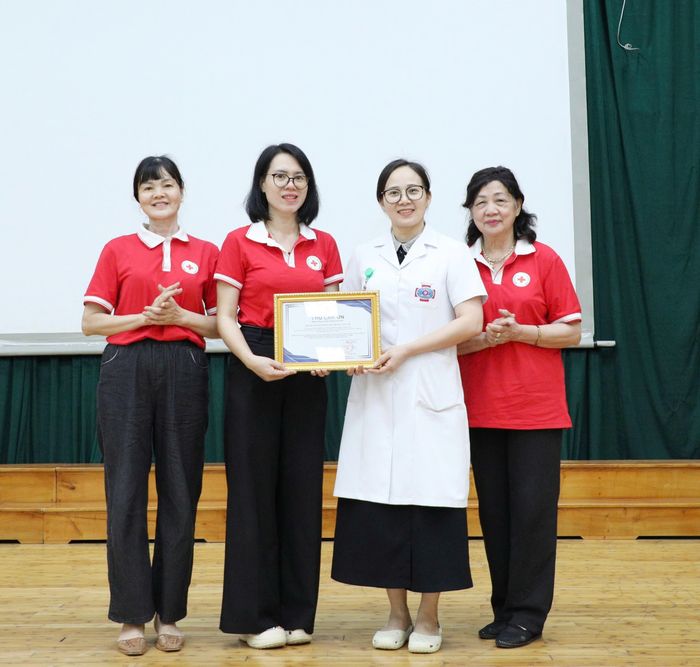 Phó Trưởng phòng Công tác xã hội Hoàng Thị Hoài Thu thay mặt lãnh đạo Bệnh viện K trao Thư Cảm ơn của bệnh viện đến Hội Chữ Thập đỏ phường Phú Thượng