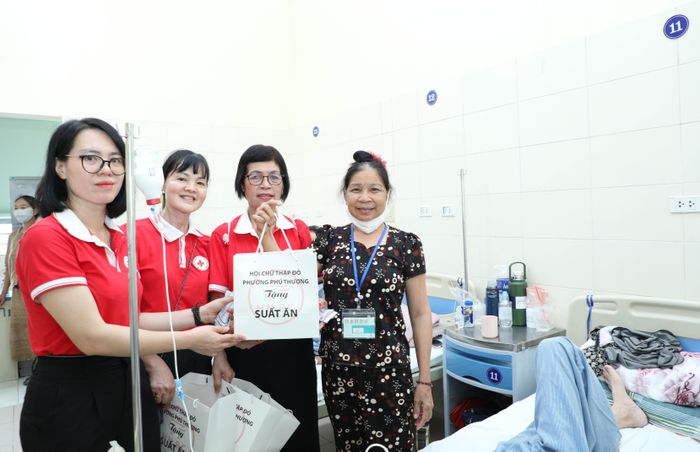 Hội Chữ Thập đỏ phường Phú Thượng trao suất ăn đến tận tay người nhà bệnh nhân