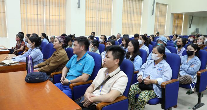 Bệnh nhân và người nhà bệnh nhân tại buổi trao quà