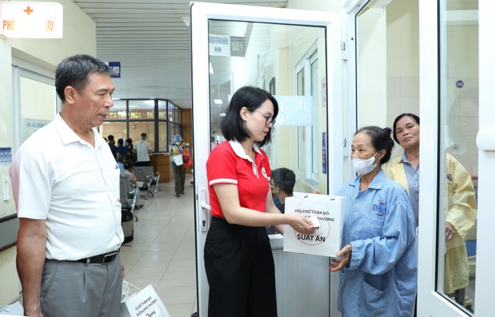 Hội Chữ Thập đỏ phường Phú Thượng trao suất ăn đến tận tay người bệnh