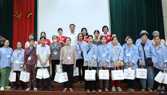 Hội Chữ Thập đỏ phường Phú Thượng trao quà cho bệnh nhân và người nhà bệnh nhân tại Bệnh viện K cơ sở Tân Triều