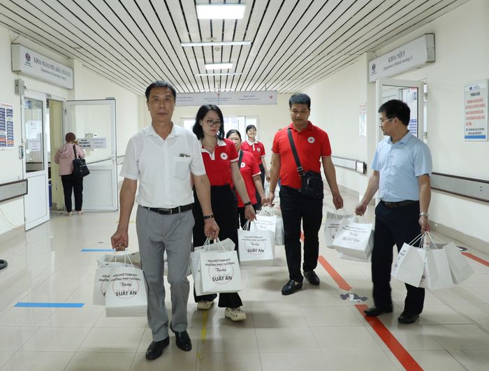 Đoàn công tác chuẩn bị suất ăn gửi đến người bệnh đang điều trị tại khoa bệnh Bệnh viện K cơ sở Tân Triều