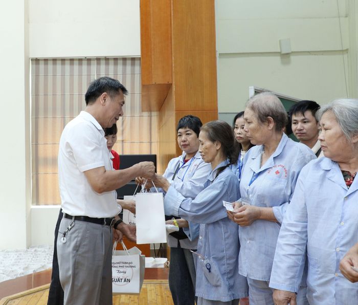 Phó Chủ tịch UBMTTQ Việt Nam phường Phú Thượng Nguyễn Như Chiến trao quà cho bệnh nhân tại Bệnh viện K cơ sở Tân Triều