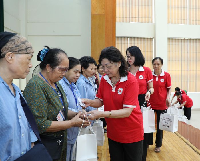 Hội viên Hội Chữ Thập đỏ phường Phú Thượng trao quà cho bệnh nhân đang điều trị tại Bệnh viện K cơ sở Tân Triều