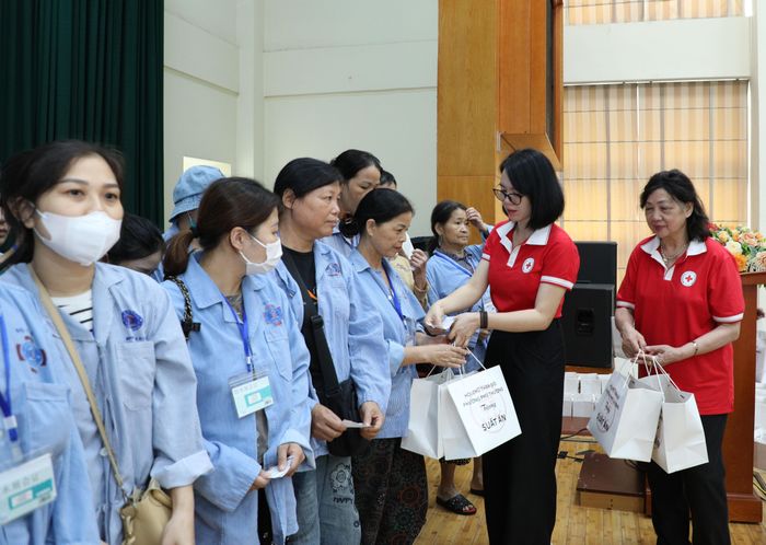 Hội viên Hội Chữ Thập đỏ phường Phú Thượng trao quà cho bệnh nhân đang điều trị tại Bệnh viện K cơ sở Tân Triều
