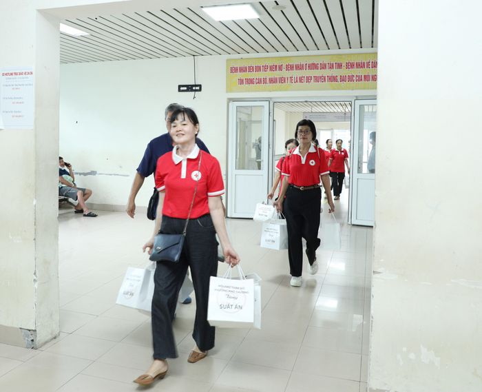 Đoàn công tác chuẩn bị suất ăn gửi đến người bệnh đang điều trị tại khoa bệnh Bệnh viện K cơ sở Tân Triều