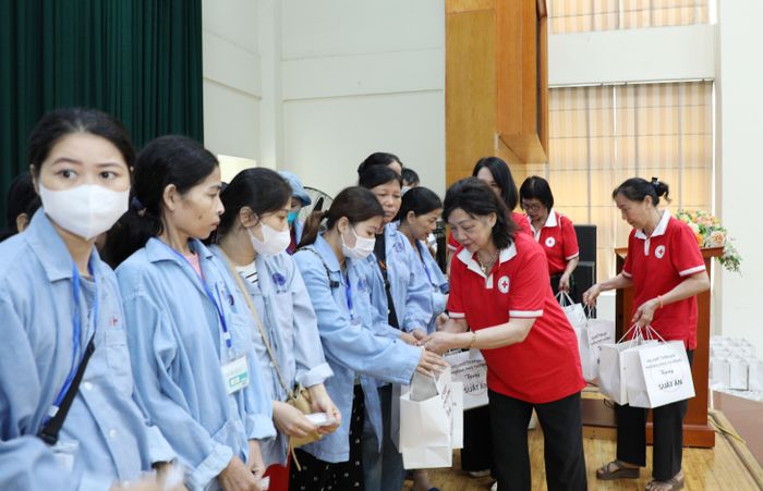 Hội viên Hội Chữ Thập đỏ phường Phú Thượng trao quà cho bệnh nhân đang điều trị tại Bệnh viện K cơ sở Tân Triều