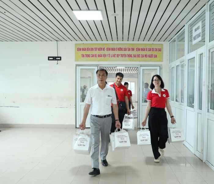 Đoàn công tác chuẩn bị suất ăn gửi đến người bệnh đang điều trị tại khoa bệnh Bệnh viện K cơ sở Tân Triều