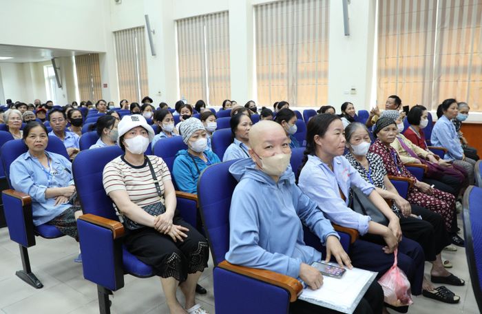Bệnh nhân và người nhà tại buổi trao quà