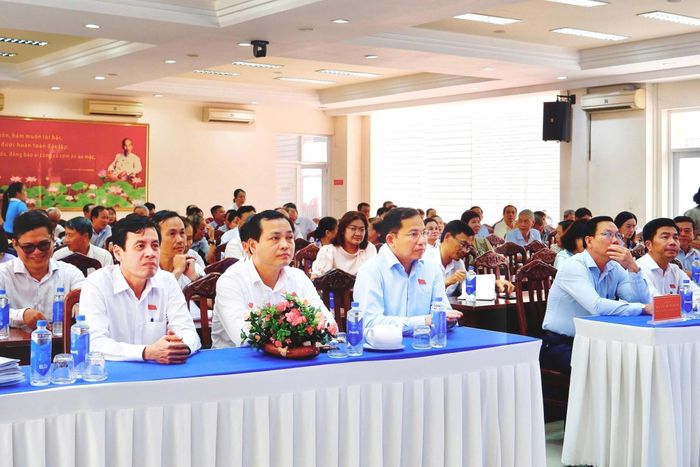 Tổng Thư ký Quốc hội, Chủ nhiệm Văn phòng Quốc hội Lê Quang Mạnh và các đại biểu tham dự hội nghị tiếp xúc cử tri