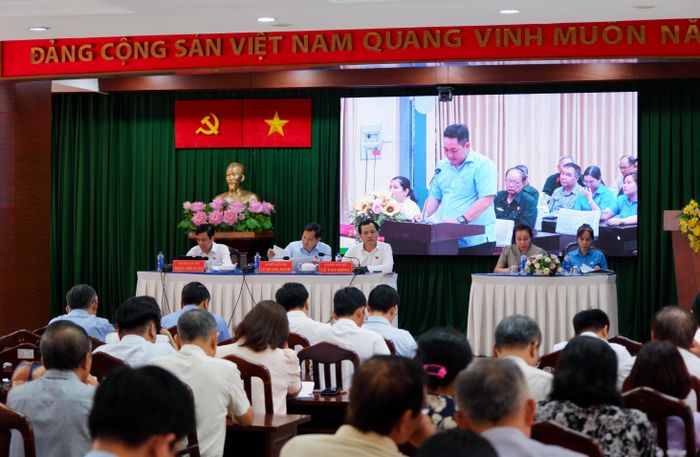 Cử tri phát biểu tại các điểm cầu trực tuyến