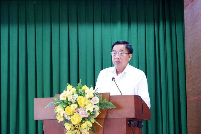 Phó Giám đốc Sở Nội vụ thành phố Hồ Chí Minh Trần Quốc Khánh trao đổi về các vấn đề cử tri đặt ra tại hội nghị